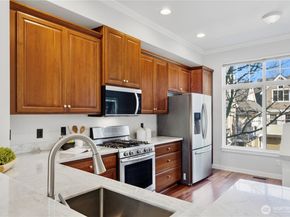 1439 Huckleberry Cir, Issaquah WA 98029
