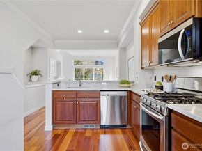 1439 Huckleberry Cir, Issaquah WA 98029