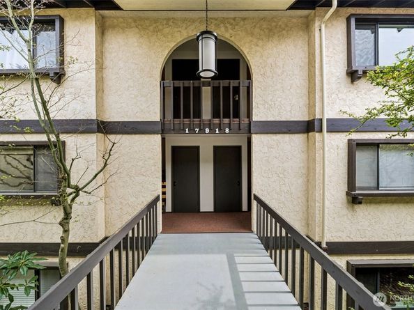 17918 23rd Lane NE 302, Shoreline WA 98155