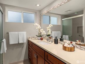 145 105th Avenue SE 25, Bellevue WA 98004