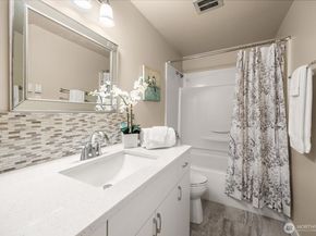5101 NE 55th Street 103, Seattle WA 98105
