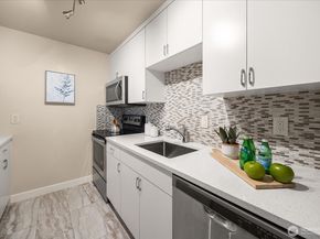 5101 NE 55th Street 103, Seattle WA 98105