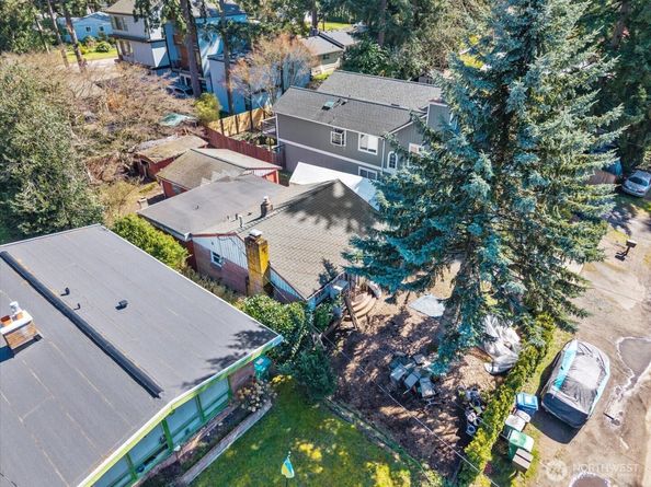 14022 Roslyn Place N, Seattle WA 98133