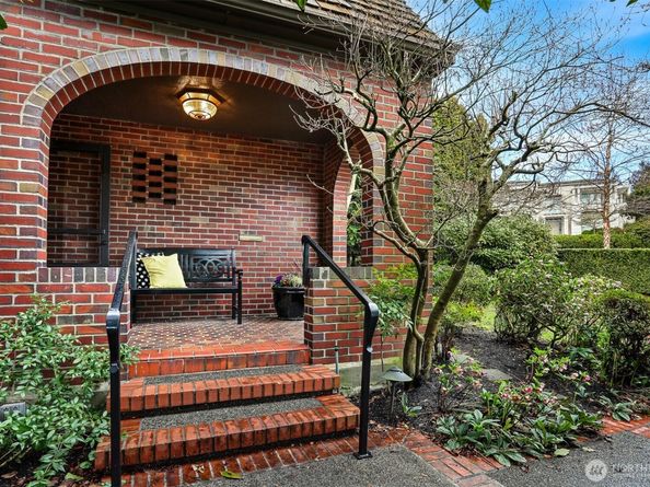 2301 Rosemont Place W, Seattle WA 98199