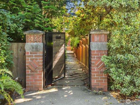 2423 N 75th Street, Seattle WA 98103