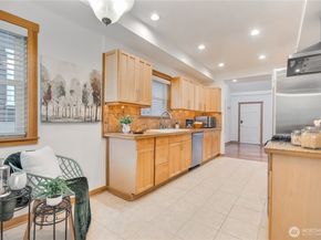 1116 6th Avenue N, Seattle WA 98109