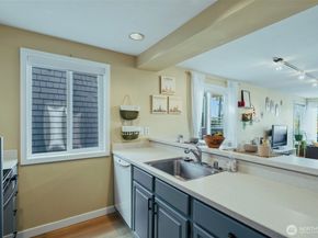 3142 Alki Avenue SW 303, Seattle WA 98116