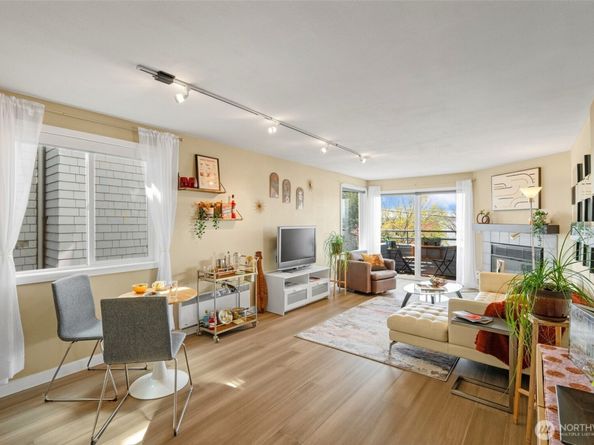 3142 Alki Avenue SW 303, Seattle WA 98116
