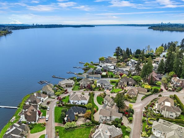 8496 NE Woodland Cove Drive, Kirkland WA 98034