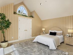 8496 NE Woodland Cove Drive, Kirkland WA 98034