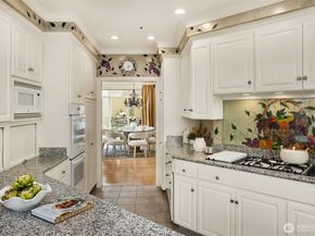 8496 NE Woodland Cove Drive, Kirkland WA 98034