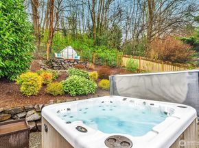 6700 81st Avenue SE, Mercer Island WA 98040
