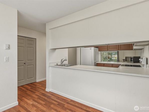 23003 Lakeview Drive 208, Mountlake Terrace WA 98043