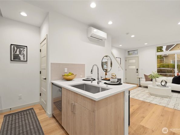 7005 9th Avenue NE, Seattle WA 98115