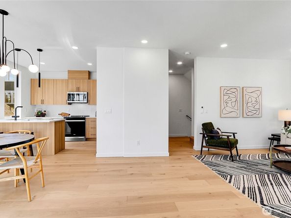 627 B W Emerson Street, Seattle WA 98119