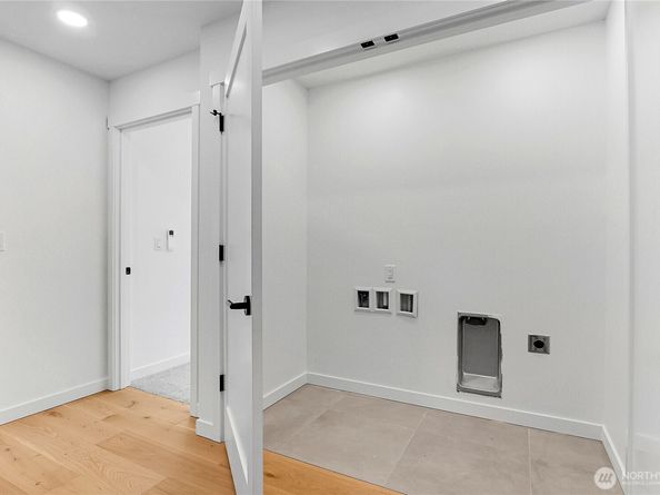 627 B W Emerson Street, Seattle WA 98119