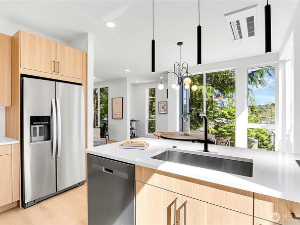 627 B W Emerson Street, Seattle WA 98119