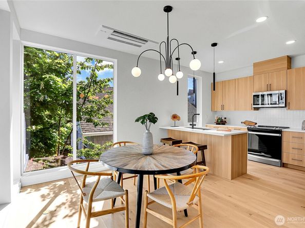 627 B W Emerson Street, Seattle WA 98119