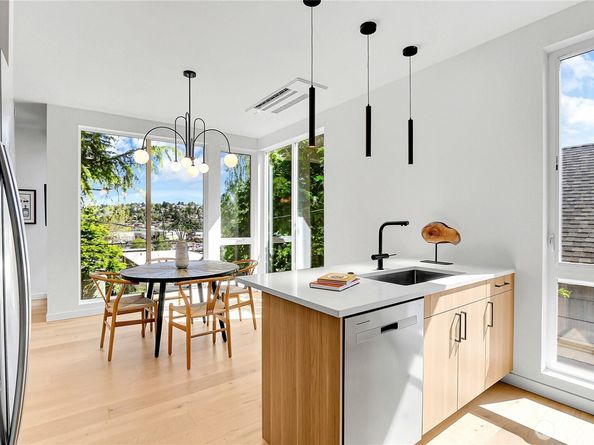 627 B W Emerson Street, Seattle WA 98119