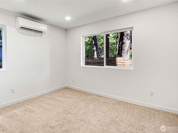 627 B W Emerson Street, Seattle WA 98119