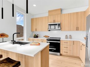 627 B W Emerson Street, Seattle WA 98119