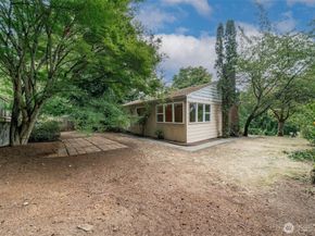 9119 17th Avenue NE, Seattle WA 98115