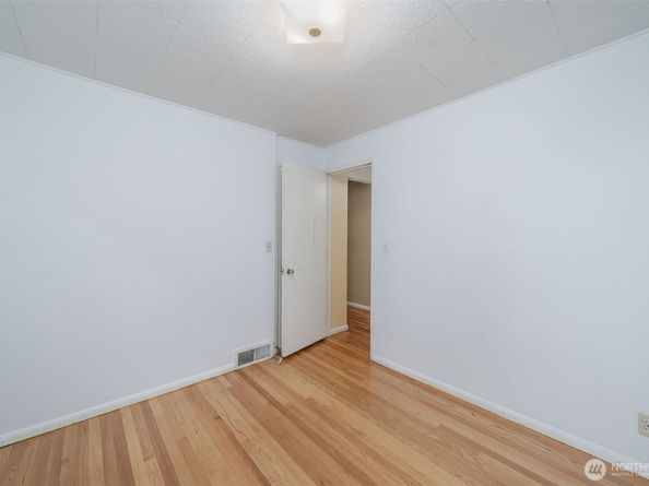 9119 17th Avenue NE, Seattle WA 98115