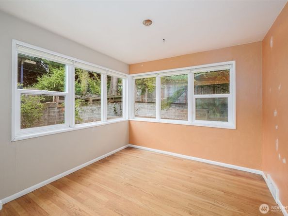 9119 17th Avenue NE, Seattle WA 98115