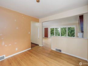 9119 17th Avenue NE, Seattle WA 98115