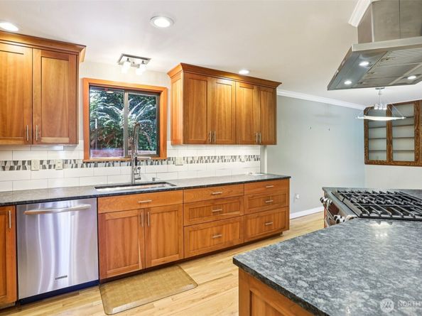 19708 35 Avenue NE, Lake Forest Park WA 98155
