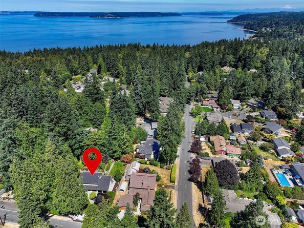 8215 184th Street SW, Edmonds WA 98026