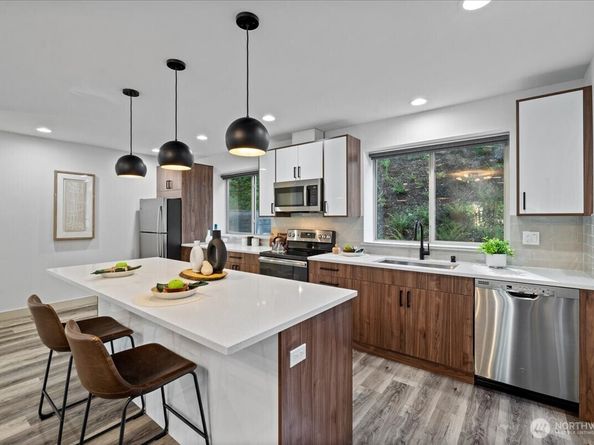 6737 25TH Avenue SW, Seattle WA 98106