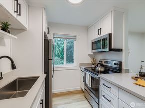12429 NE 130th Court G210, Kirkland WA 98034