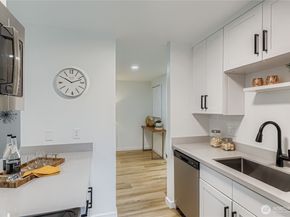 12429 NE 130th Court G210, Kirkland WA 98034