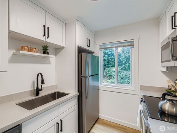 12429 NE 130th Court G210, Kirkland WA 98034