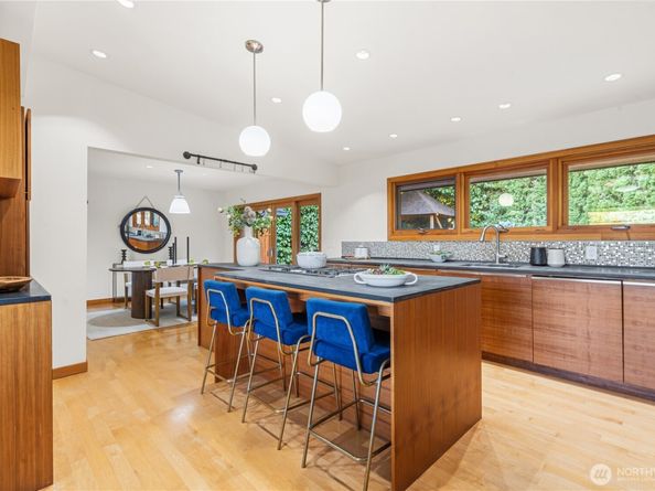 3831 W Lake Sammamish Pkwy NE, Redmond WA 98052