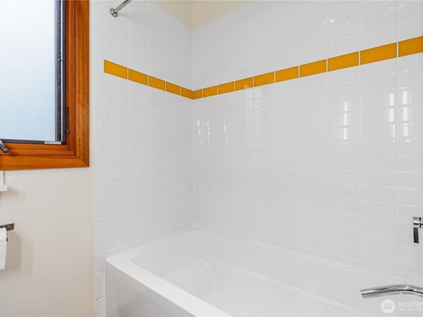 3831 W Lake Sammamish Pkwy NE, Redmond WA 98052