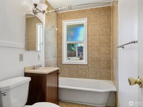 2807 NE 16th Street, Renton WA 98056