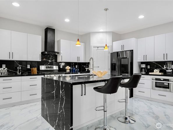 20042 94th Avenue NE, Bothell WA 98011