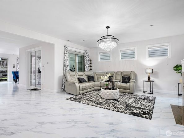 20042 94th Avenue NE, Bothell WA 98011