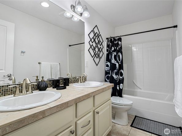 20042 94th Avenue NE, Bothell WA 98011
