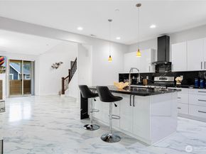 20042 94th Avenue NE, Bothell WA 98011