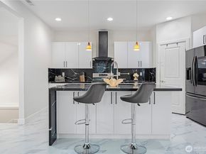 20042 94th Avenue NE, Bothell WA 98011