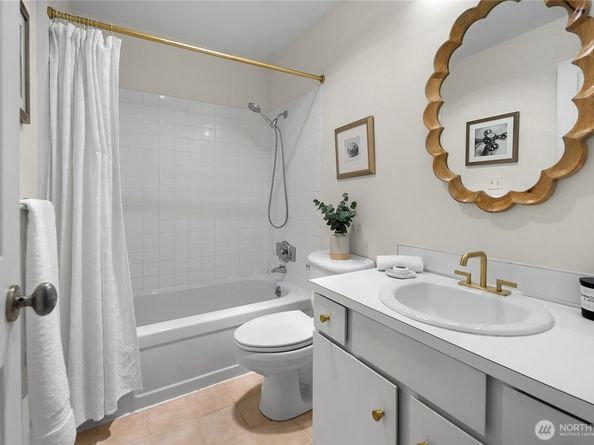 2501 Canterbury Lane E 221, Seattle WA 98112