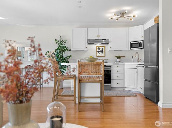 2501 Canterbury Lane E 221, Seattle WA 98112