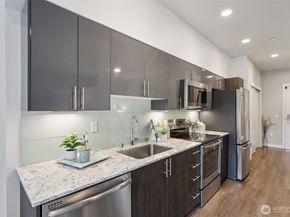 1085 103rd Avenue NE 114, Bellevue WA 98004
