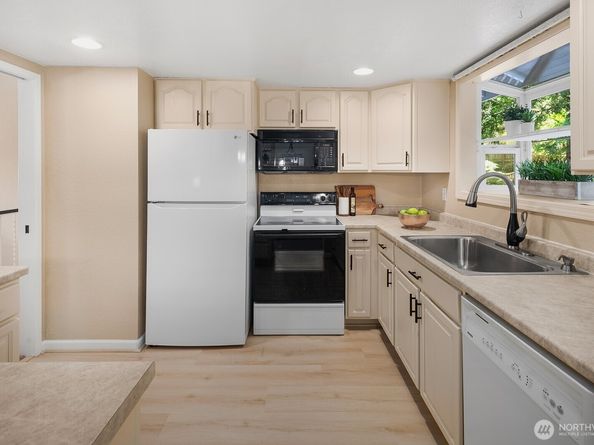 19514 35th Avenue NE, Lake Forest Park WA 98155