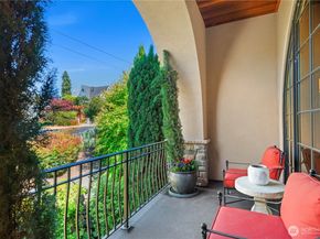 435 8th Avenue W, Kirkland WA 98033