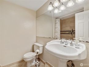 13706 26th Place W B18, Lynnwood WA 98087