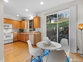 15509 132nd Place NE 3E, Woodinville WA 98072